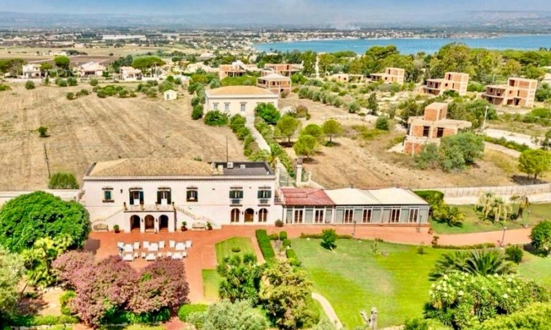 RIF. 688 – VILLA ISOLA RIF. 688 – VILLA ISOLA