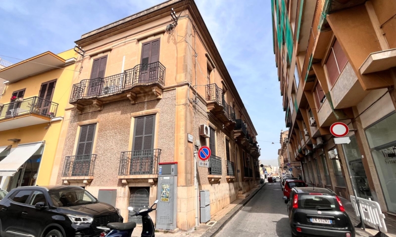 RIF 690 – APPARTAMENTO DELLA PIAZZA UMBERTO I RIF 690 – APPARTAMENTO DELLA PIAZZA UMBERTO I