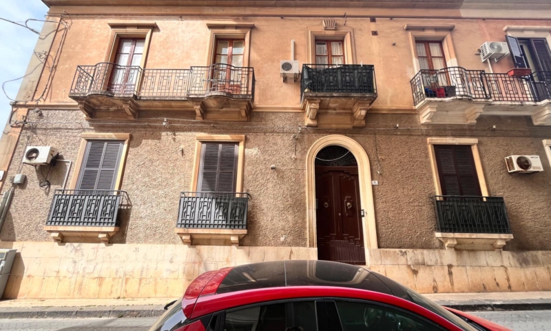 RIF 690 – APPARTAMENTO DELLA PIAZZA UMBERTO I RIF 690 – APPARTAMENTO DELLA PIAZZA UMBERTO I