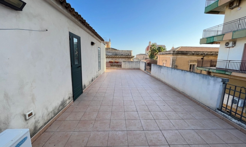 RIF. 695 – PALAZZO ROMA RIF. 695 – PALAZZO ROMA