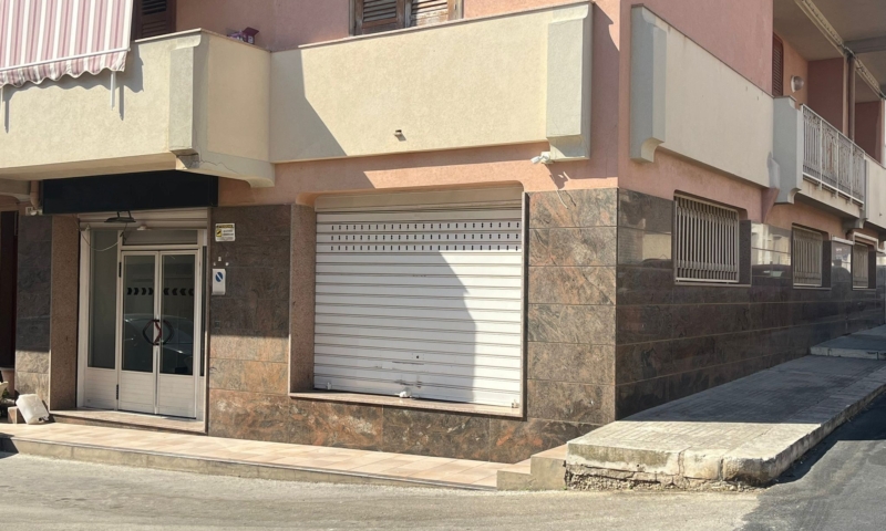 RIF. 697 – LOCALE COMMERCIALE RIF. 697 – LOCALE COMMERCIALE