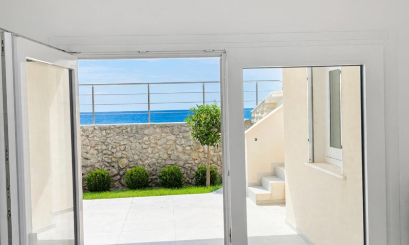 RIF. 702 – VILLA FRONTE MARE CON ACCESSO DIRETTO AL MARE RIF. 702 – VILLA FRONTE MARE CON ACCESSO DIRETTO AL MARE