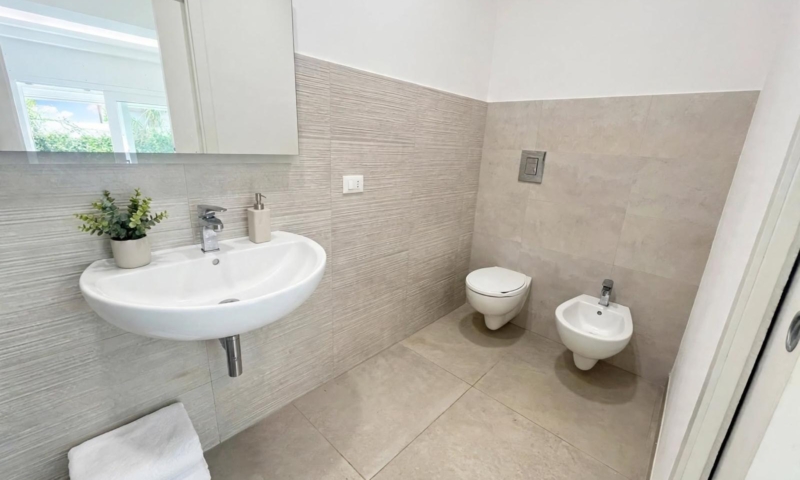 RIF. 702 – VILLA FRONTE MARE CON ACCESSO DIRETTO AL MARE RIF. 702 – VILLA FRONTE MARE CON ACCESSO DIRETTO AL MARE