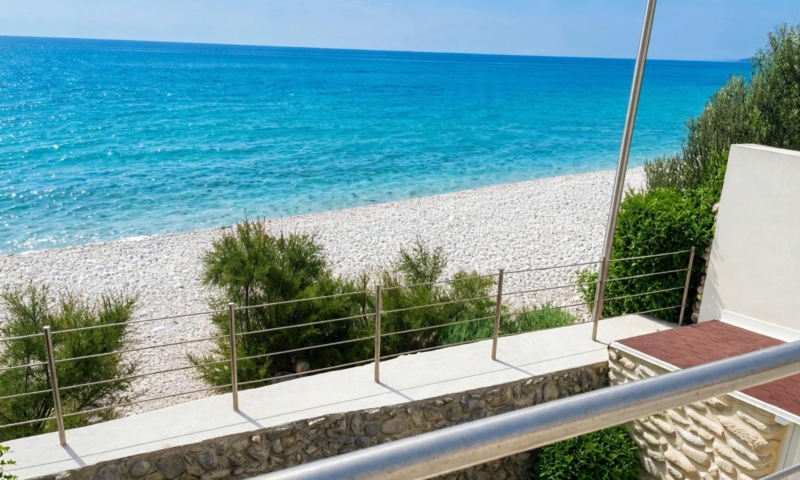 RIF. 702 – VILLA FRONTE MARE CON ACCESSO DIRETTO AL MARE RIF. 702 – VILLA FRONTE MARE CON ACCESSO DIRETTO AL MARE