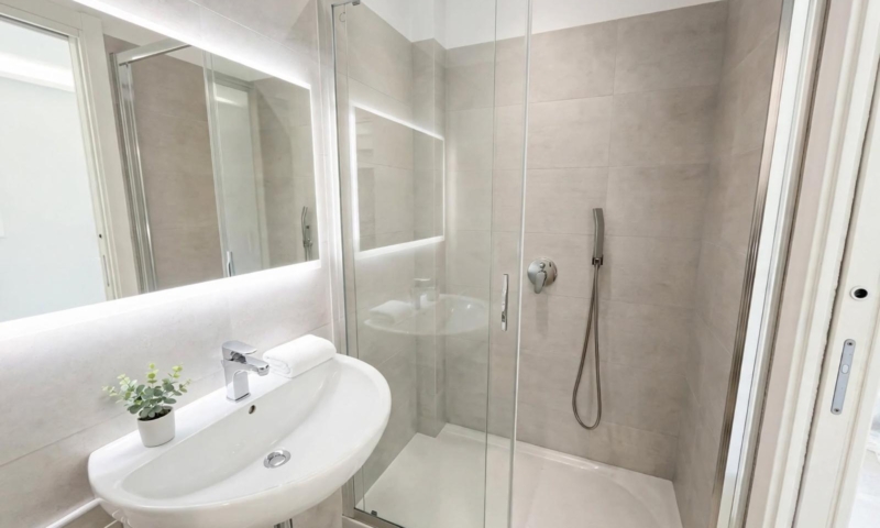 RIF. 702 – VILLA FRONTE MARE CON ACCESSO DIRETTO AL MARE RIF. 702 – VILLA FRONTE MARE CON ACCESSO DIRETTO AL MARE