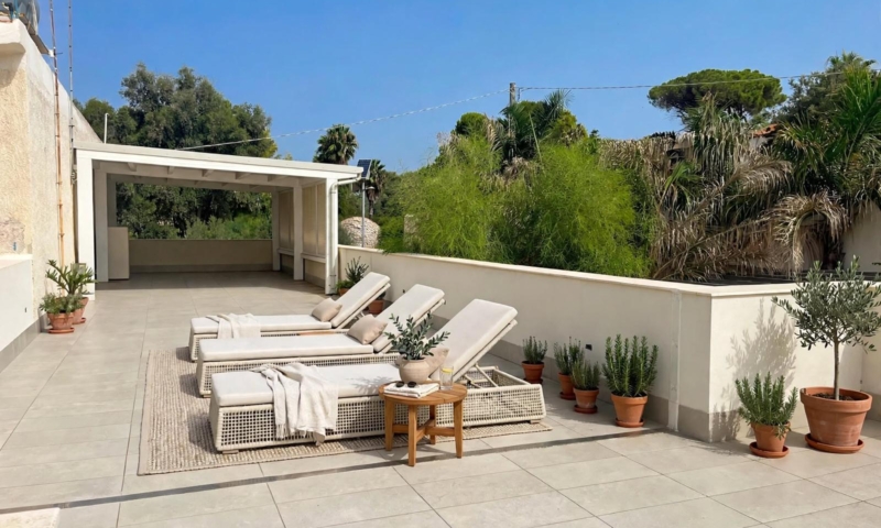RIF. 702 – VILLA FRONTE MARE CON ACCESSO DIRETTO AL MARE RIF. 702 – VILLA FRONTE MARE CON ACCESSO DIRETTO AL MARE