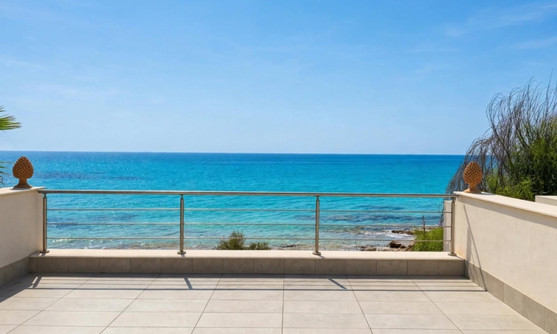 RIF. 702 – VILLA FRONTE MARE CON ACCESSO DIRETTO AL MARE RIF. 702 – VILLA FRONTE MARE CON ACCESSO DIRETTO AL MARE