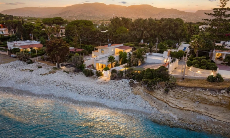 RIF. 702 – VILLA FRONTE MARE CON ACCESSO DIRETTO AL MARE RIF. 702 – VILLA FRONTE MARE CON ACCESSO DIRETTO AL MARE