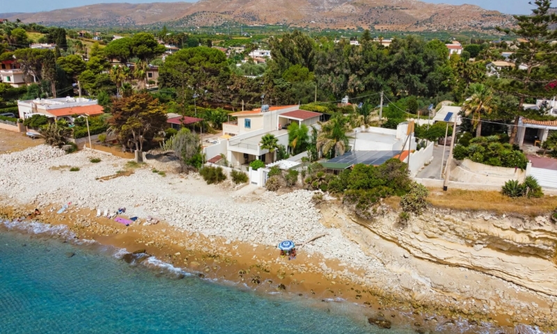 RIF. 702 – VILLA FRONTE MARE CON ACCESSO DIRETTO AL MARE RIF. 702 – VILLA FRONTE MARE CON ACCESSO DIRETTO AL MARE