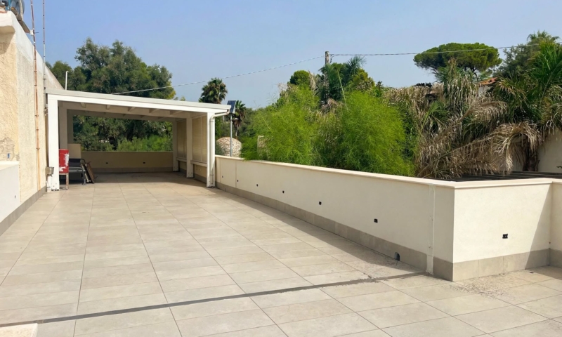 RIF. 702 – VILLA FRONTE MARE CON ACCESSO DIRETTO AL MARE RIF. 702 – VILLA FRONTE MARE CON ACCESSO DIRETTO AL MARE
